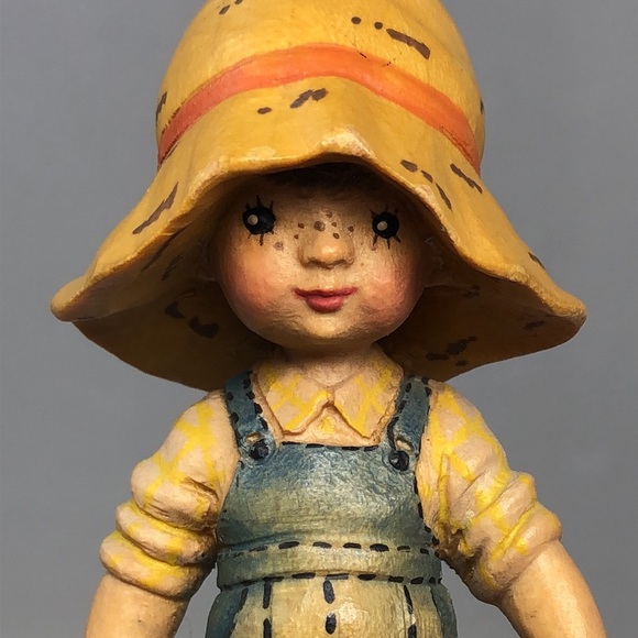 ANRI Valentine Morning Chores Wood Carving Boy Feeding Chickens Approx 4” Italy - Picture 14 of 14